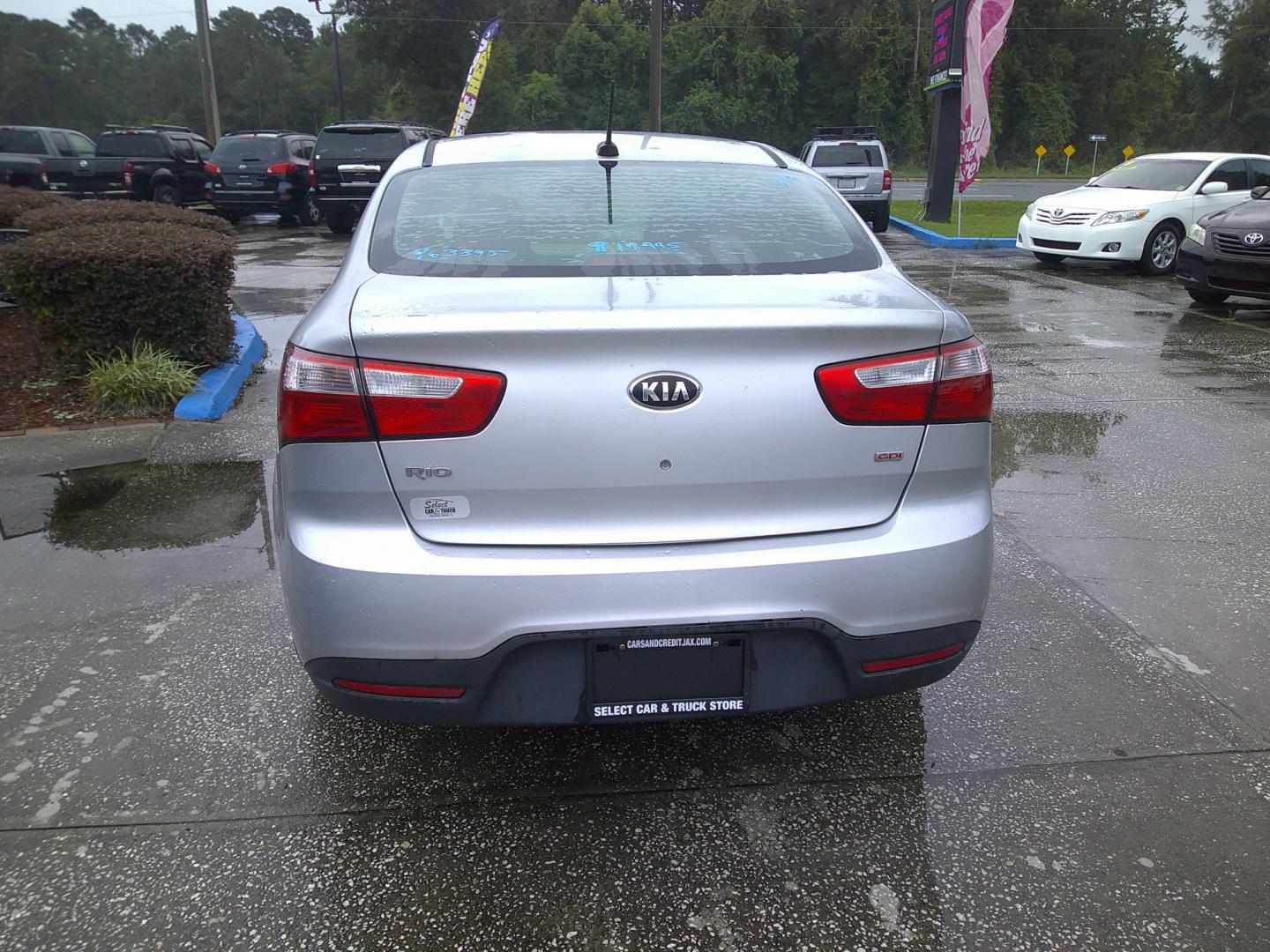 2015 GRAY KIA RIO LX (KNADM4A30F6) , located at 1200 Cassat Avenue, Jacksonville, FL, 32205, (904) 695-1885, 30.302404, -81.731033 - Photo#4